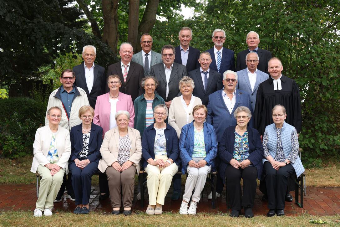 Diamantene Konfirmation: Gruppe aus dem Bezirk West (Pfarrer Tegeler)