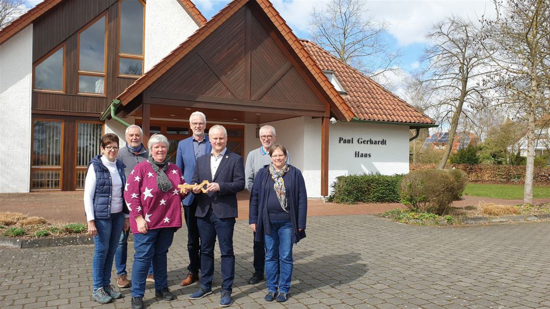 Schlüsselübergabe an Bürgermeister Henning Vieker.